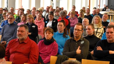 Beim Kick-off haben sich die Helferinnen und Helfer auf ihren Einsatz während des BMW IBU Weltcups Biathlon 2024, der in der ersten Januarwoche in Oberhof stattfindet, vorbereitet. Foto: Susann Eberlein/Oberhofer Sport und Event GmbH