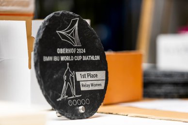 Caption: Für den BMW IBU Weltcup Biathlon 2024 in Oberhof entstehen insgesamt 36 Pokale, unter anderem für die Siegerinnen der Staffel der Frauen.  Photo source: Christian Heilwagen/Oberhofer Sport und Event GmbH