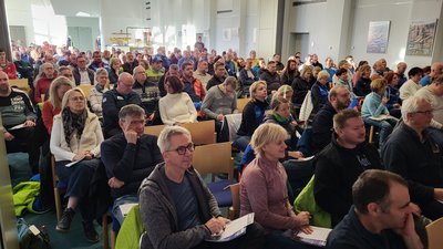 Bei der Kick-off-Veranstaltung im Haus des Gastes haben sich die Volunteers auf ihren Einsatz beim BMW IBU Weltcup Biathlon 2025 in Oberhof eingestimmt.