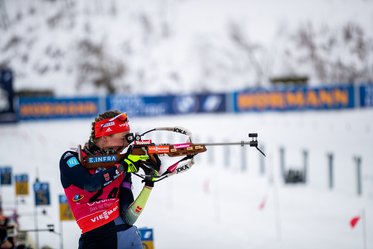 female biathlon athlete in the sprint discipline