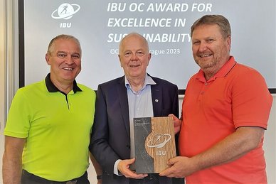 IBU President Olle Dahlin (centre) presented the IBU Award to the two OC heads Bernd Wernicke (left) and Thomas Grellmann. Photo source: Susann Eberlein/Oberhofer Sport und Event GmbH