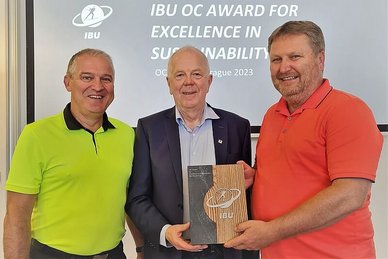 IBU President Olle Dahlin (centre) presented the IBU Award to the two OC heads Bernd Wernicke (left) and Thomas Grellmann. Photo source: Susann Eberlein/Oberhofer Sport und Event GmbH IBU President Olle Dahlin (centre) presented the IBU Award to the two OC heads Bernd Wernicke (left) and Thomas Grellmann. Photo source: Susann Eberlein/Oberhofer Sport und Event GmbH