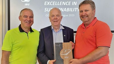 [Translate to :] IBU-Präsident Olle Dahlin (Mitte) hat den IBU-Award an die beiden OK-Chefs Bernd Wernicke (links) und Thomas Grellmann übergeben. Fotoquelle: Susann Eberlein/Oberhofer Sport und Event GmbH 