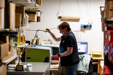 Caption: Sandra Schmidt, Mitinhaberin des Familienbetriebs Intersport Prediger in Ilmenau, zeigt sich für die Herstellung der Pokale verantwortlich. Am heutigen Donnerstag hat sie sich bei der Arbeit über die Schulter schauen lassen.  Photo source: Christian Heilwagen/Oberhofer Sport und Event GmbH 