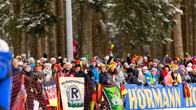 Jubelnde Fans an der Strecke beim Biathlon in Oberhof.