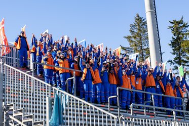 Cheering volunteers Cheering volunteers